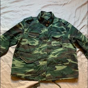 Camouflage print jacket. Long sleeves. Size m. Forever 21 brand. Women